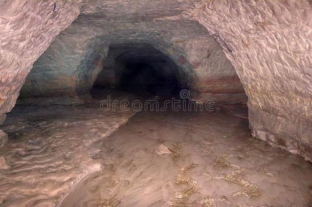 黑暗的洞穴走在下面地面采用隧道