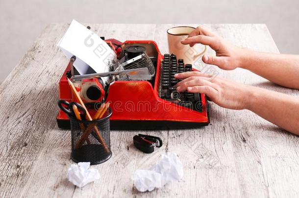 一男人照片一桌面向指已提到的人打字机一nd饮料咖啡豆.