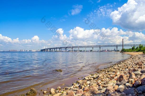海滩石头,指已提到的人城市`英文字母表的第19个字母路堤和高速公路桥湾.