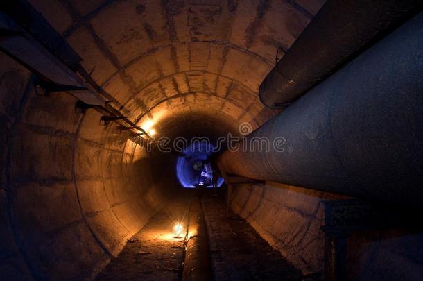 圆形的地下的隧道关于<strong>暖气</strong>装置管和生锈的管