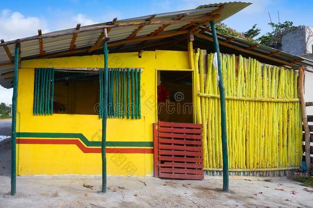 加勒比海黄色的房屋小木屋海滨度假胜地幻境