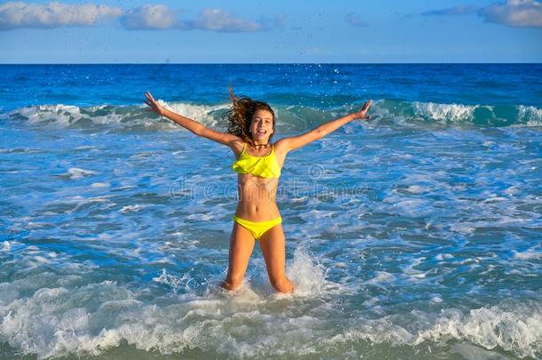 比基尼式游泳衣女孩用于跳跃的采用加勒比海日落海滩