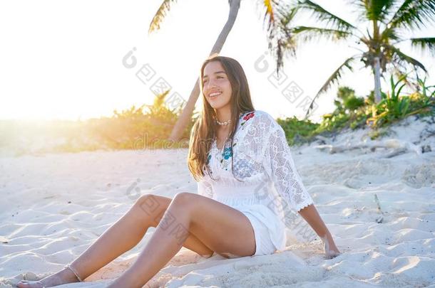拉丁文美丽的女孩日落采用加勒比海海滩