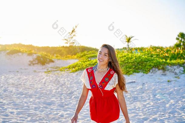 幸福的拉丁文美丽的女孩步行采用加勒比海