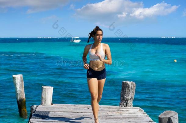 拉丁文女孩跑步采用加勒比海码头海滩关于玛雅人的海滨度假胜地