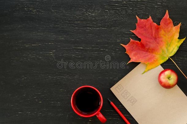 秋枫树叶子,苹果,杯子关于茶水,纸为文本和铅笔