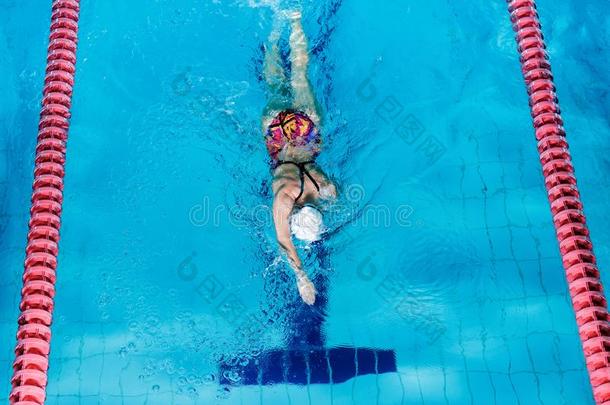 女人游泳和游泳帽子采用游泳水池