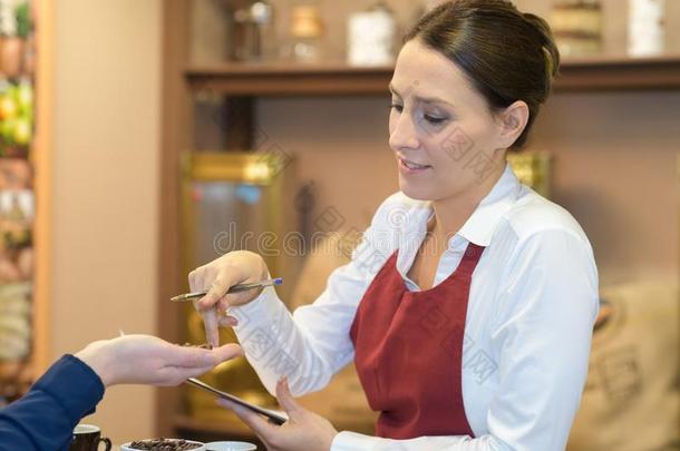 肖像女服务员服务顾客在咖啡豆商店