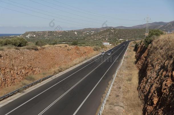 两个小路公路经过的通过一锋利的通过岩石