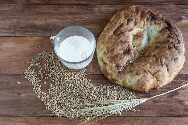 仍生活关于烘烤制作的亚美尼亚式<strong>面包</strong>,小麦耳,双齿鱼叉和脸关于奶.