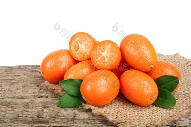 金橘或金橘和叶子向老的木制的表和白色的背