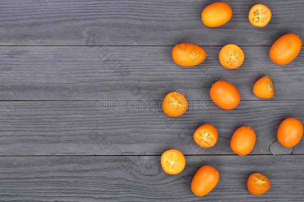 金橘或金橘和一半的向黑的木制的背景和警察