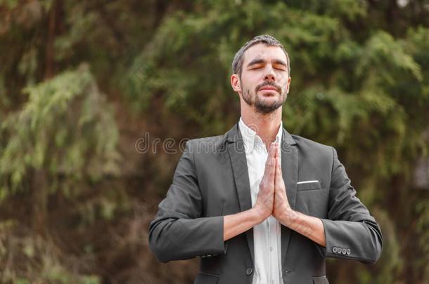 英俊的年幼的男人使摆姿势向指已提到的人照相机向一红色的b一ckground.