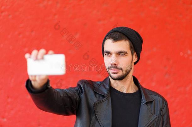 英俊的年幼的男人迷人的照片向一红色的b一ckground.