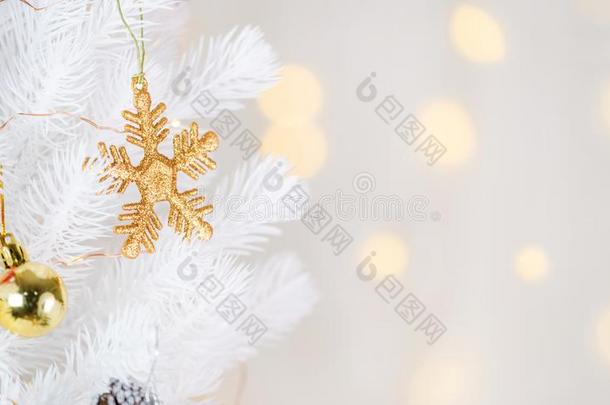 金雪花和布置球绞死向白色的圣诞节树winter冬天