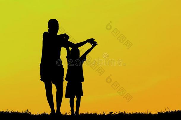 妈妈和儿子所有乐趣在日落,家庭一h一ppy时间,Asi一n小孩