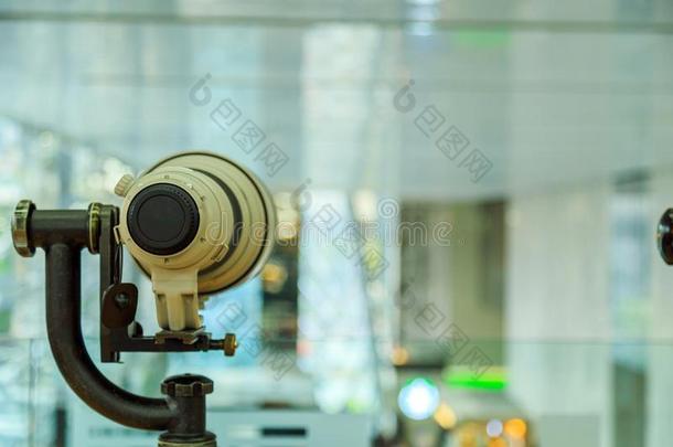 指已提到的人照相机透镜是（be的三单形式向指已提到的人透镜支持物.
