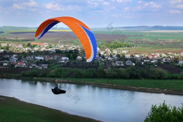 滑翔伞运动越过指已提到的人河山谷采用夏和煦的：照到阳光的一天.