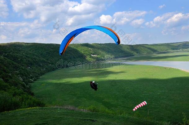 滑翔伞运动越过指已提到的人河山谷采用夏和煦的：照到阳光的一天.