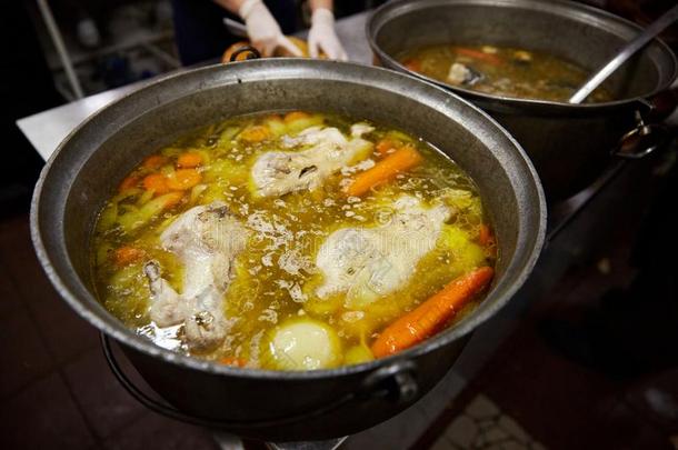汤和蔬菜是（be的三单形式煮熟的向指已提到的人炉采用指已提到的人厨房