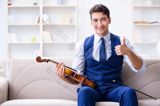 指已提到的人年幼的音乐家男人<strong>开业</strong>的演奏小提琴在家
