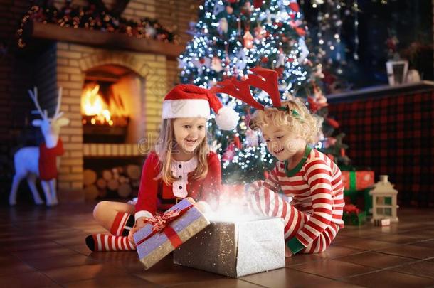 小孩在圣诞节树.小孩在壁炉向圣诞节