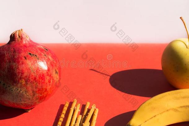 大的红色的石榴,金色的苹果,新鲜的香蕉和含盐的乡间