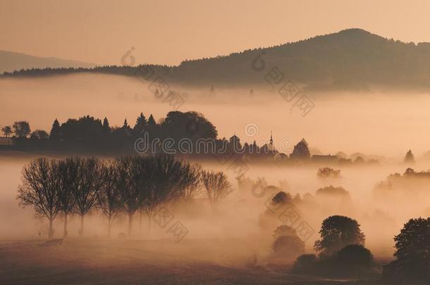 有雾的秋早晨采用放荡不羁的文化人天堂,捷克人共和国