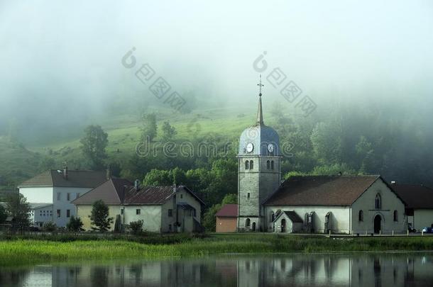 美丽的自然的风景关于修道院湖采用法,法国