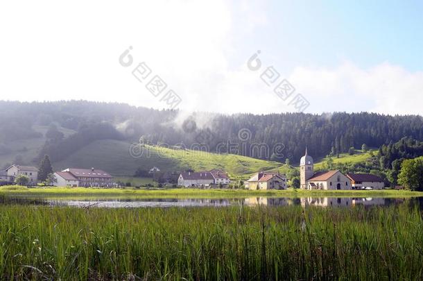 美丽的自然的风景关于修道院湖采用法,法国
