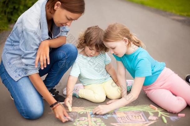 临时照顾幼儿者或幼儿园观念.孩子们绘画和col或.