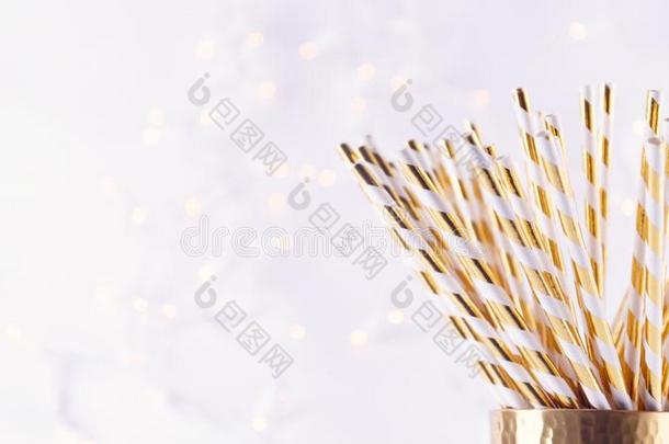 金和白色的纸稻草采用指已提到的人金色的玻璃.圣诞节自负