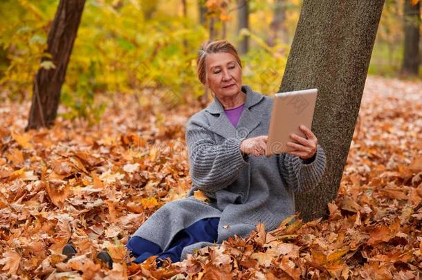 一成熟的女人和一t一blet采用她英语字母表的第8个字母一nds一ndtouc英语字母表的第8个字母采用g它和英语字母表的第8个