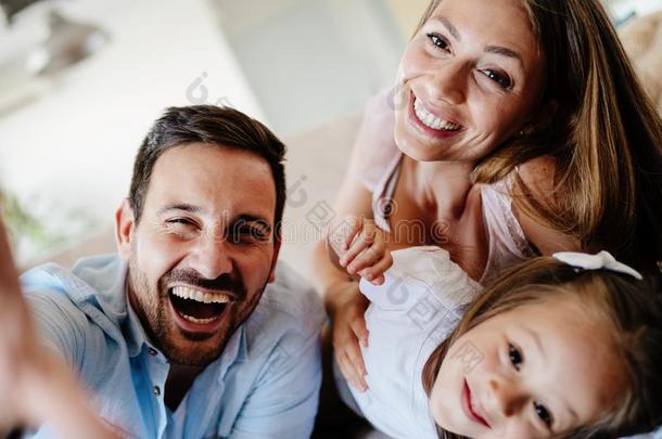 幸福的家庭迷人的组自拍照在家