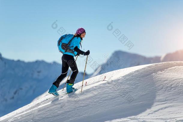 上坡的女孩和密<strong>封皮</strong>和滑雪登山