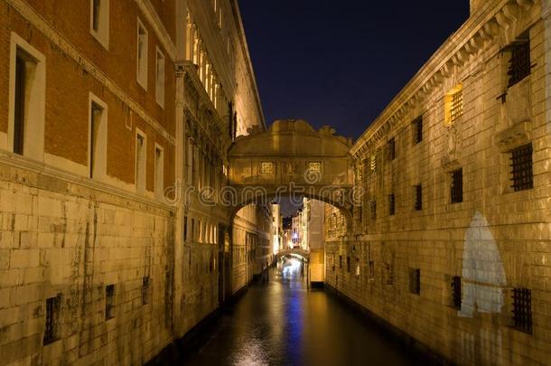 桥关于叹息采用指已提到的人夜风景.威尼斯,意大利