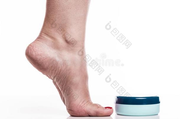 关心为干的干燥的皮向指已提到的人好-照料或梳洗脚和高跟鞋和乳霜