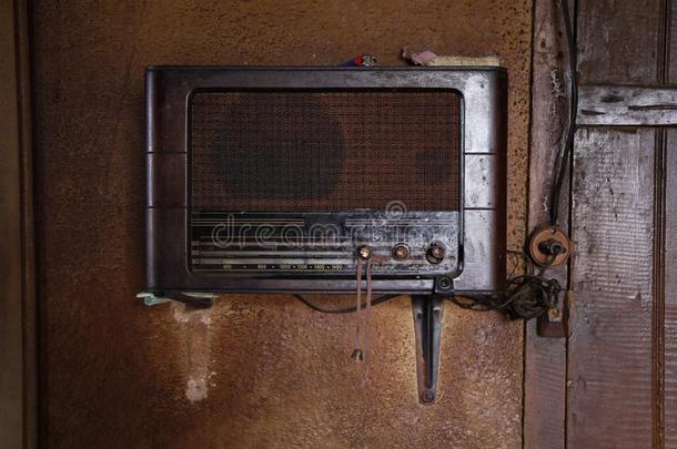 老的无线电无线电收音机采用老的房屋