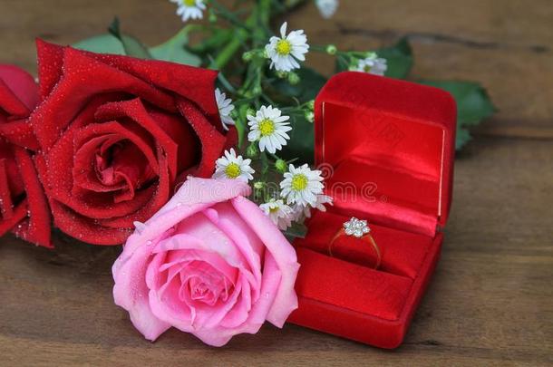 婚礼花束从粉红色的和红色的玫瑰,婚礼戒指采用一红色的英语字母表的第2个字母