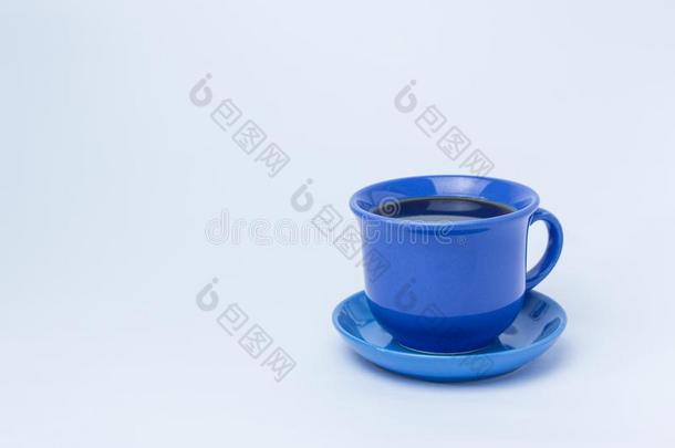 蓝色马克杯和咖啡豆.白色的背景.