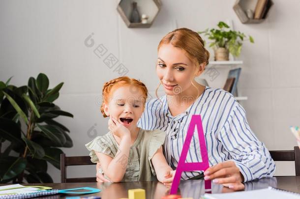 母亲和女儿学问字母表