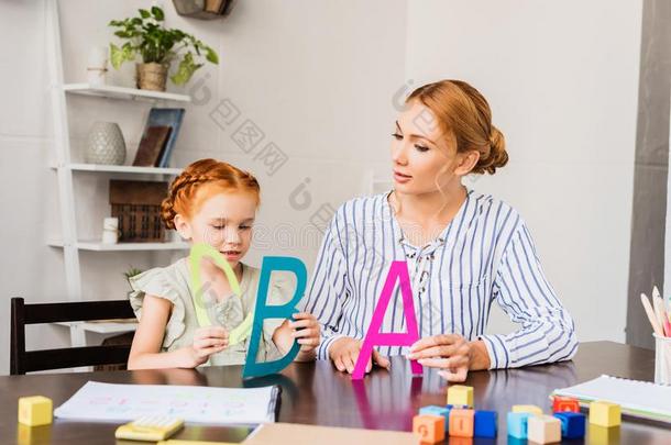 母亲和女儿学问字母表