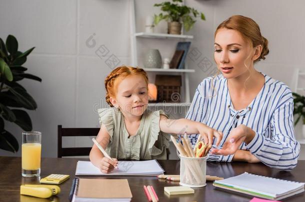 母亲和女儿绘画和铅笔
