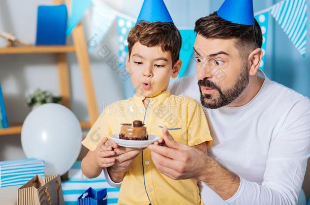 积极乐观的父亲和儿子吹风出局c和le向生日蛋糕