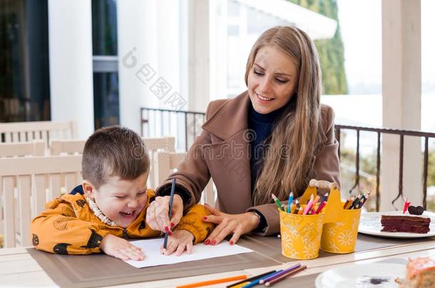 妈妈助手儿子向绘画绘画ing有色的铅笔