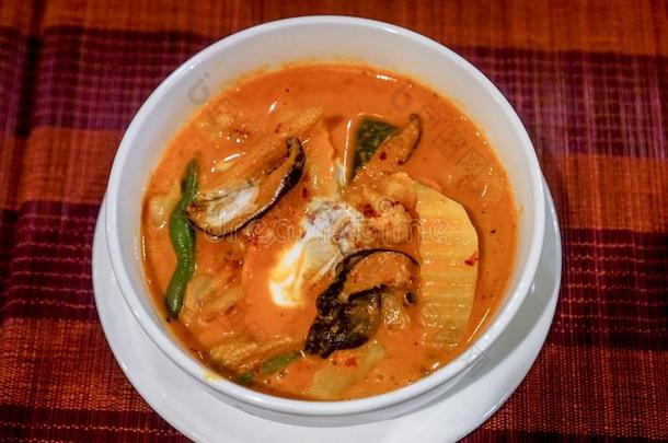 红色的咖喱食品汤和鱼<strong>丸</strong>