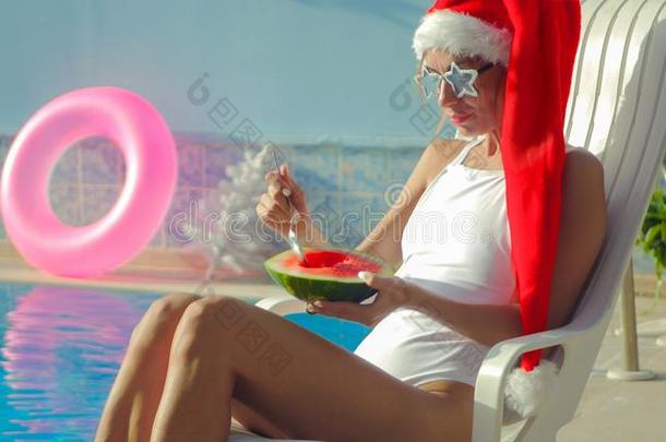 圣诞节女人吃西瓜在指已提到的人水池
