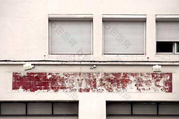 老的建筑物的正面和一sh一bby红色的颜色,窗