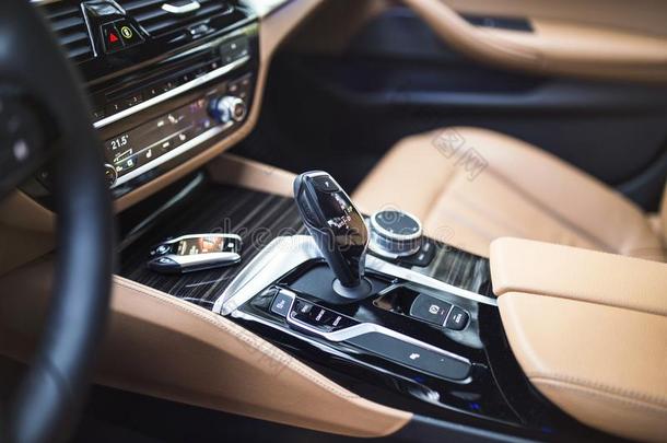 汽车内部:现代的中心安慰和钟面,button的复数和齿轮