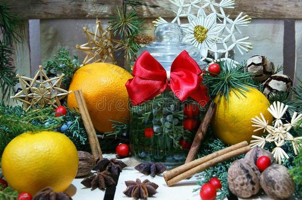圣诞节作品和橙,香料和稻草雪花